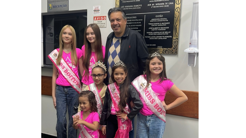 Dr. Hernando homenageia jovens representantes de Boituva no Miss São Paulo Teen Infantil.